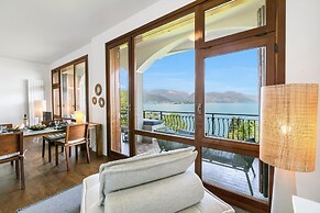 Elegant Panorama Lake View With Pool