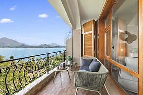Elegant Panorama Lake View With Pool