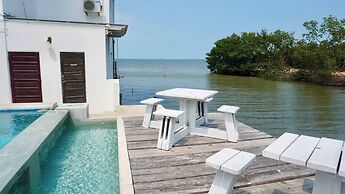 Poolside Seaview Studio w Pool & Deck Near Airport