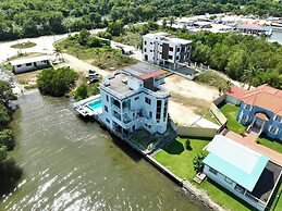Poolside Seaview Studio w Pool & Deck Near Airport