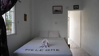 Poolside Seaview Studio w Pool & Deck Near Airport