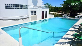 Poolside Seaview Studio w Pool & Deck Near Airport