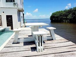 Poolside Seaview Studio w Pool & Deck Near Airport