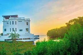 Poolside Seaview Studio w Pool & Deck Near Airport