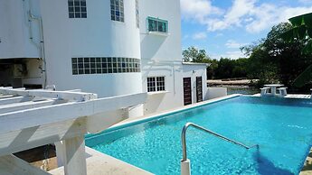 Poolside Seaview Studio w Pool & Deck Near Airport