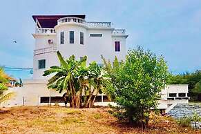 Poolside Seaview Studio w Pool & Deck Near Airport