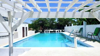 Sea & Garden View 2-bed Studio w Pool &deck, 1stfl