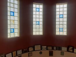 Sea & Pool View 2BR Waterside Apt w Balcony & Pool