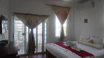 Sea & Pool View 2BR Waterside Apt w Balcony & Pool