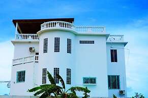 Sea & Pool View 2BR Waterside Apt w Balcony & Pool