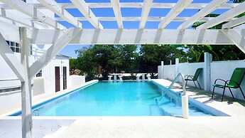 Seaview Deluxe Studio w Kitchenette, Balcony &pool