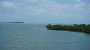 Seaview Deluxe Studio w Kitchenette, Balcony &pool