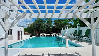 Seaview Studio w Balcony & Pool Near Air