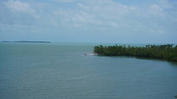 Seaview Studio w Balcony & Pool Near Air