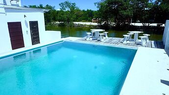 Courtside Studio w Seaview Pool &deck Near Airport