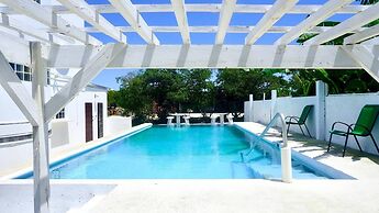 Courtside Studio w Seaview Pool &deck Near Airport