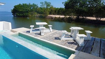 Courtside Studio w Seaview Pool &deck Near Airport