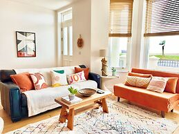 Stunning 2 Bed Apartment on the beach by Urban Roost
