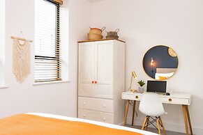 Stunning 2 Bed Apartment on the beach by Urban Roost