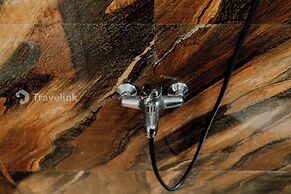 White Cabin By Travelink