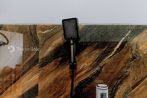 White Cabin By Travelink