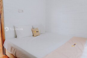 White Cabin By Travelink