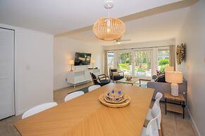Steps to the Beach! Resort Access & Golf Cart Included! Dog Friendly