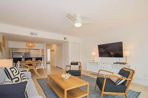 Steps to the Beach! Resort Access & Golf Cart Included! Dog Friendly