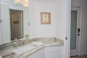 Steps to the Beach! Resort Access & Golf Cart Included! Dog Friendly