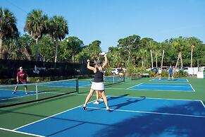 Steps to the Beach! Resort Access & Golf Cart Included! Dog Friendly