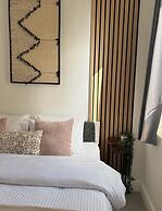 Beautiful 2 Bed Apartment on Beach by Urban Roost