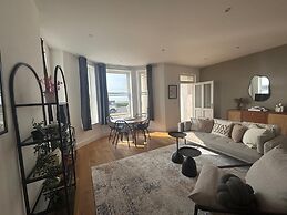 Beautiful 2 Bed Apartment on Beach by Urban Roost