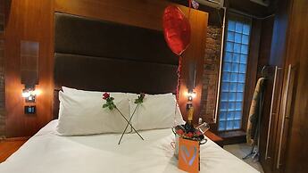 The Famous Floor Sleeps 26 and Group Acc Sleeps30