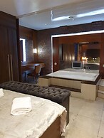 The Famous Floor Sleeps 26 and Group Acc Sleeps30
