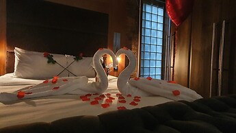 The Famous Floor Sleeps 26 and Group Acc Sleeps30