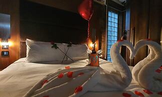 The Famous Floor Sleeps 26 and Group Acc Sleeps30