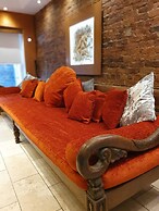 The Famous Floor Sleeps 26 and Group Acc Sleeps30