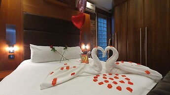 The Famous Floor Sleeps 26 and Group Acc Sleeps30
