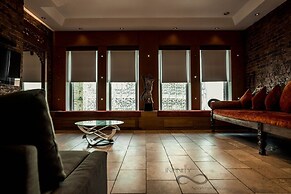 The Famous Floor Sleeps 26 and Group Acc Sleeps30