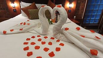 The Famous Floor Sleeps 26 and Group Acc Sleeps30