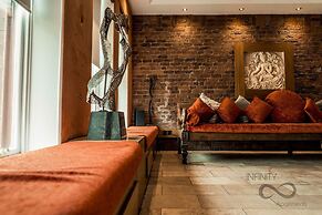 The Famous Floor Sleeps 26 and Group Acc Sleeps30