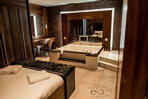The Famous Floor Sleeps 26 and Group Acc Sleeps30