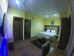 Q Nuts Lounge And Suites