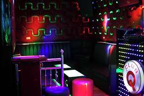 Q Nuts Lounge And Suites