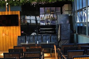 Q Nuts Lounge And Suites