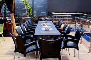 Q Nuts Lounge And Suites