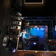 Q Nuts Lounge And Suites