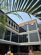 Q Nuts Lounge And Suites