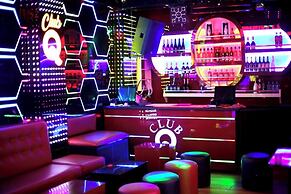 Q Nuts Lounge And Suites