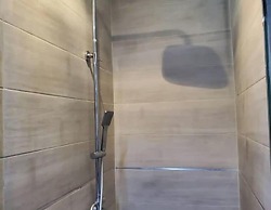 Q Nuts Lounge And Suites